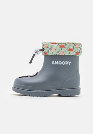 Botte de pluie en caoutchouc grise avec un revers en tissu vert à motifs représentant des montagnes et des arbres. Agrémenté de graphiques de Snoopy. Fermeture à bascule réglable.