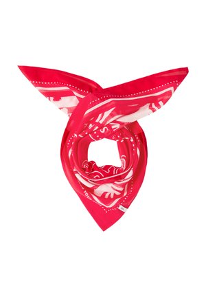 Rot-weiß gemustertes quadratisches Halstuch, das zu einer dreieckigen Form gefaltet ist, mit einem kleinen Stoffetikett, das an einer Ecke sichtbar ist.