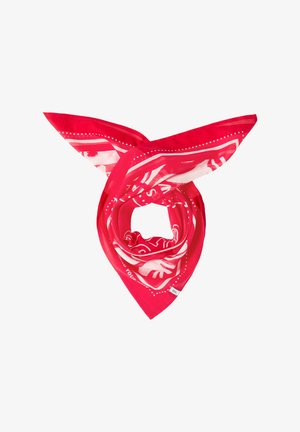 Rot-weiß gemustertes quadratisches Halstuch, das zu einer dreieckigen Form gefaltet ist, mit einem kleinen Stoffetikett, das an einer Ecke sichtbar ist.