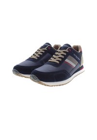 Zapatillas azul marino que presentan una combinación de cuero y ante, con cordones beige, rayas y una suela de goma. Acabados rojos destacados en los ojetes.