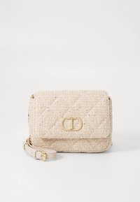 Beige Umhängetasche aus gewebtem Stoff mit gesteppter Textur, goldfarbenen Beschlägen und einer Klappe mit rundem Logodetail.