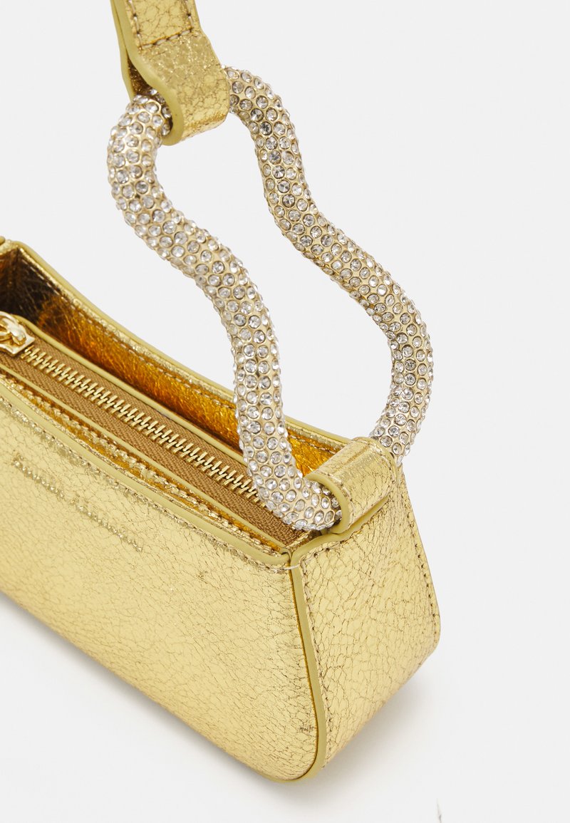 Goldfarbene Handtasche mit einem Reißverschluss und einem mit Strass besetzten Kettenhenkel. Kompakte, rechteckige Form mit metallischem Glanz.