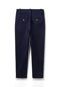 Granatowe bawełniane spodnie o gładkiej fakturze, z dwiema tylnymi kieszeniami zapinanymi na guziki oraz prostymi nogawkami.