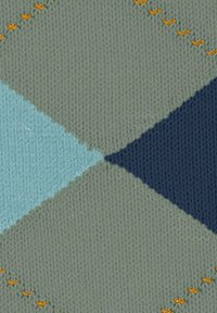 Zbliżenie na dzianinę z nakładającymi się diamentowymi kształtami w jasnoniebieskim, ciemnoniebieskim i szarym kolorze, z małymi pomarańczowymi detalami szycia.