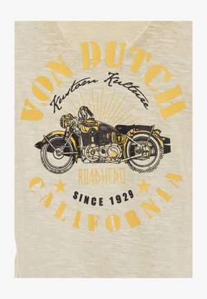 T-shirt beige avec un graphisme de moto noir et jaune. Le texte indique "VON DUTCH," "ROADHERD," et "CALIFORNIA SINCE 1929." Texture douce.