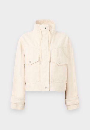 Κρεμ κοντό σακάκι με ψηλό γιακά, μπροστινά κουμπιά με τερματισμό, δύο μεγάλες τσέπες με καπάκι και ρυθμιζόμενα κορδόνια στον γιακά.