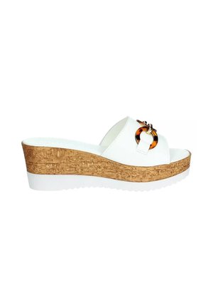 Sandalo zeppa bianco con suola platform in sughero e dettaglio anello in tartaruga sulla larga fascia superiore.