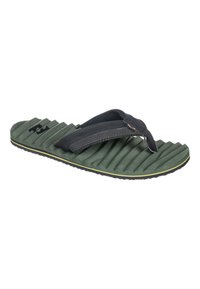 Vihreä flip-flop, jossa on teksturoitu pohja, mustat hihnat ja keltainen korostus reunassa. Pohjassa on syviä uurteita pidon parantamiseksi.