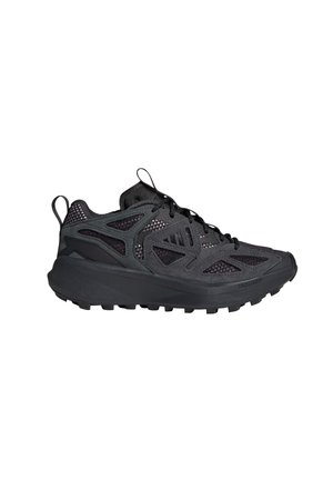 Sort atletiksneaker med mesh og syntetisk overdel, tyk polstret sål, robust mønster og trækstropper ved hæl og tung.