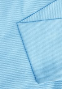 Himmelblaues, geripptes Gewebe mit einer glatten Textur, das zarte vertikale Linien aufweist. Zwei Stücke, in einem Winkel gefaltet, zeigen saubere Kanten und ein weiches Gefühl.