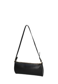 Borsa a spalla in pelle nera con un design lungo e sottile, dotata di chiusura con zip dorata e di una sola tracolla regolabile.