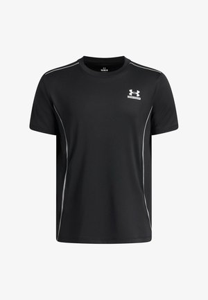 Czarna sportowa koszulka z krótkim rękawem z białym logo Under Armour na piersi oraz białym obszyciem na ramionach i bokach.