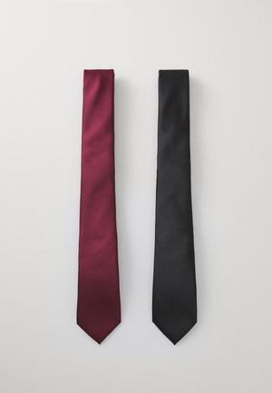 Deux cravates en bourgogne et en noir. Les deux sont fabriquées à partir d'un tissu lisse et brillant, de couleur unie et avec des extrémités pointues.