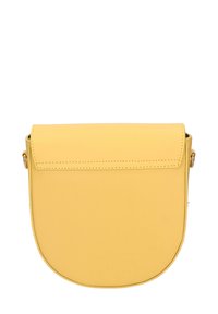 Borsa a tracolla gialla in pelle con forma arrotondata, chiusura a pattina e dettagli cuciti. Presenta una singola tracolla regolabile. Texture liscia.
