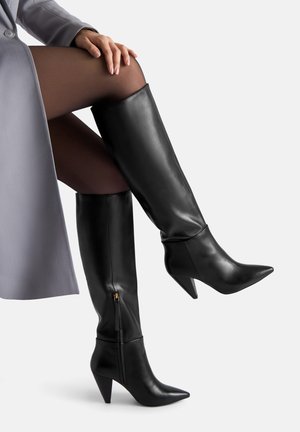 Schwarze kniehohe Stiefel aus Leder mit spitzen Zehen und Kegelabsätzen. Verfügen über einen seitlichen Reißverschluss und eine glatte, geschmeidige Oberfläche.
