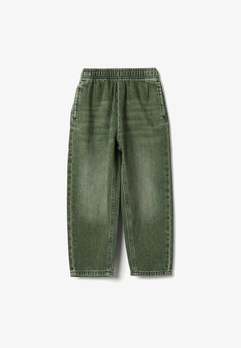 Pantaloni in denim verde a vestibilità comoda con cintura elasticizzata, due tasche laterali e una texture sbiadita, che evidenziano uno stile casual.