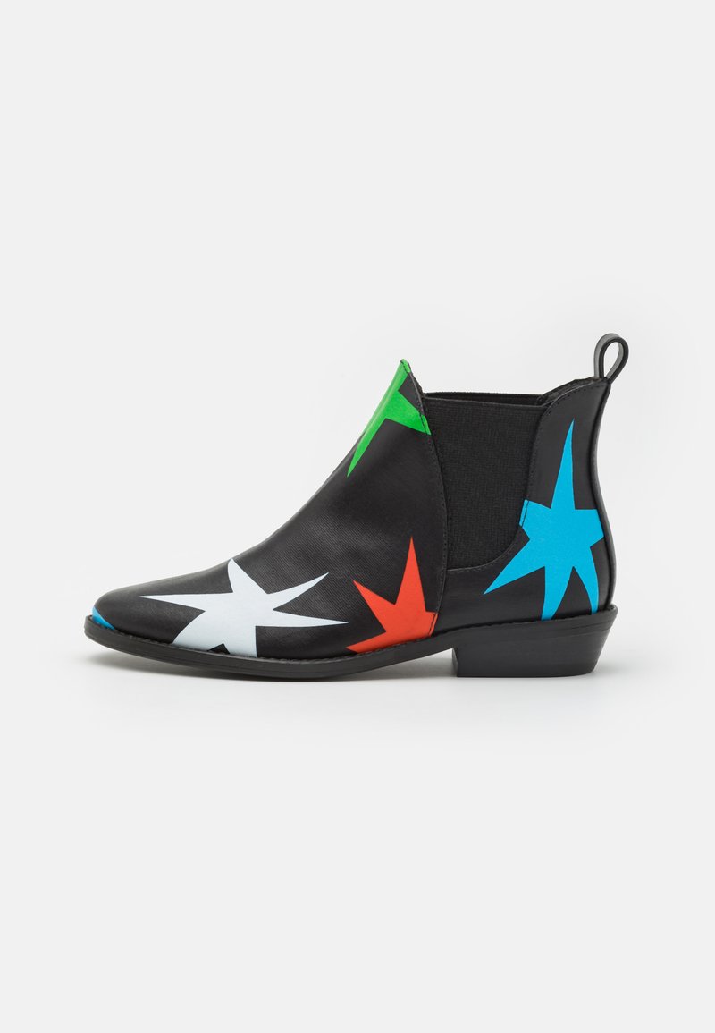 Stivaletti neri in pelle con motivi a stelle colorati in bianco, verde, blu e arancione. Comprendono un tacco basso e pannelli laterali elastici.