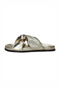 Gouden, metallic slide-sandalen met een gedraaid strapdesign, een vlakke zwarte zool en een stevige textuur. Eenvoudige en open teenstijl.