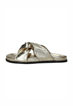 Gouden, metallic slide-sandalen met een gedraaid strapdesign, een vlakke zwarte zool en een stevige textuur. Eenvoudige en open teenstijl.