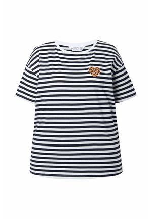 T-shirt a righe con linee orizzontali bianche e nere, scollatura rotonda, maniche corte e una toppa a forma di cuore con motivo leopardato sul lato sinistro del petto.