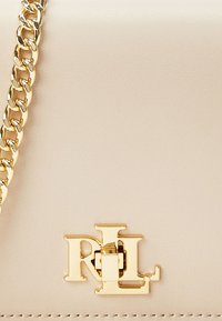 Lauren Ralph Lauren LEATHER CROSSBODY TURN-LOCK TECH CASE - Torba preko tijela - explorer sand