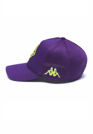 Casquette de baseball en mesh violet avec un logo jaune néon représentant deux personnes assises dos à dos sur le panneau latéral.