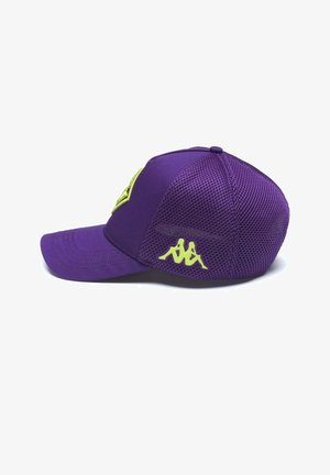 Casquette de baseball en mesh violet avec un logo jaune néon représentant deux personnes assises dos à dos sur le panneau latéral.