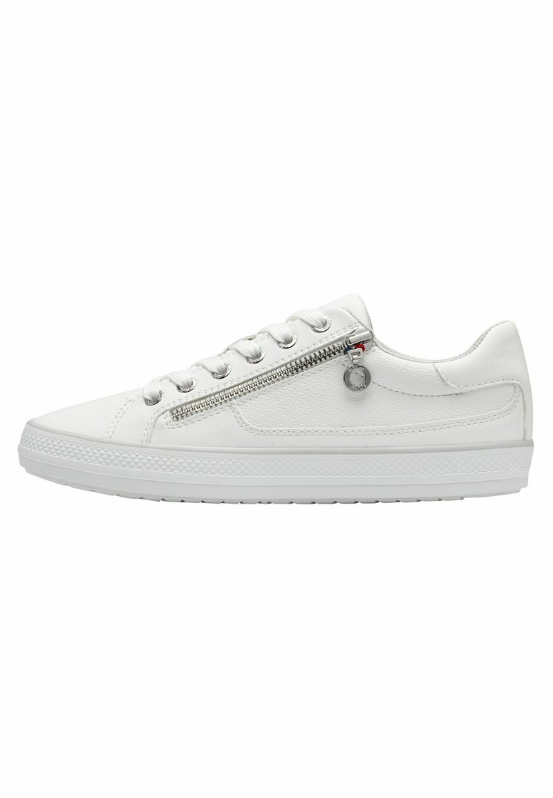 Baskets en cuir blanc avec un panneau texturé, fermeture éclair argentée avec un charme rond, et une semelle à motif pour une meilleure traction. Design décontracté à lacets.