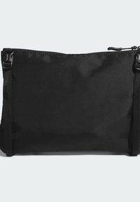 Borsa a tracolla in tessuto nero con texture liscia, dotata di tracolle regolabili e chiusura con cerniera. Forma rettangolare compatta.