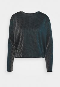 Długi rękaw, krótki top w ciemnym teal z ryżowym teksturem i subtelnymi akcentami wzorzystymi. Posiada okrągły dekolt i kontrastowe czarne wykończenie.