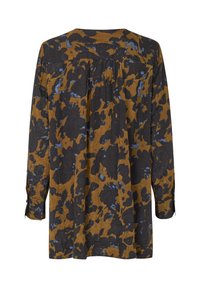 Camisa de manga larga en marrón con patrones florales en negro y azul, con un corte relajado y detalle de espalda fruncida. Acabado de tela texturizada.
