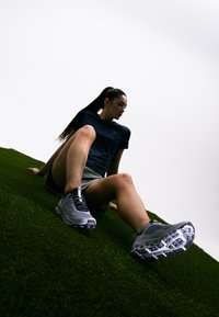 On CLOUDULTRA 2 - Road running shoes - heather iron