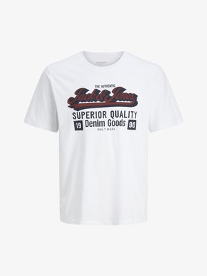Witte katoenen t-shirt met de tekst "Jack & Jones" in vet rood en zwart, met daaronder "Superior Quality Denim Goods" en jaardetails.