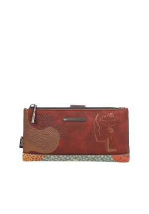 Pochette rettangolare in pelle marrone con cerniera, motivi astratti e testurizzati, piccola targhetta metallica del marchio e design multicolore sul bordo inferiore.