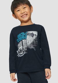 Marineblauwe langesleeve T-shirt, met een grafische print met blauwe tekst en monochrome kunst. Zachte katoenen stof met geribde manchetten.
