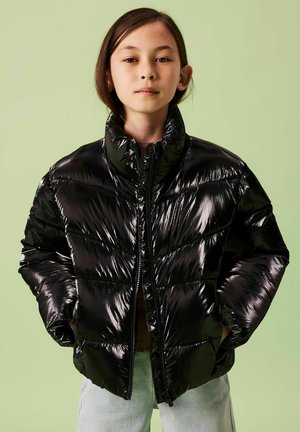 Schwarze Pufferjacke mit glänzendem Finish, hohem Kragen und Reißverschluss. Mit horizontalen Steppnähten und leicht übergroßer Passform.