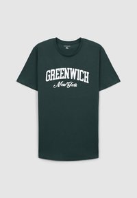T-shirt in cotone verde scuro con stampa bianca "GREENWICH New York". Collo classico a giro, maniche corte e orlo dritto.