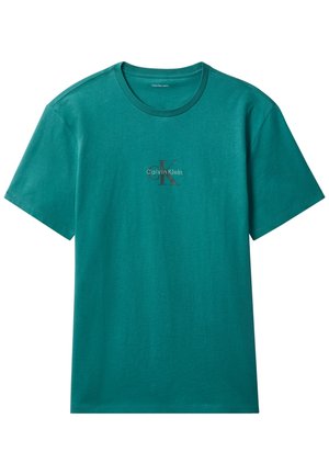 Azurové tričko s krátkým rukávem a kulatým výstřihem s logem „Calvin Klein“ uprostřed na hrudi v malých bílých a tmavých písmech.