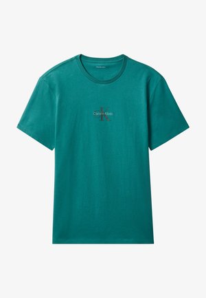 T-shirt bleu sarcelle à manches courtes et col rond avec le logo "Calvin Klein" centré sur la poitrine en petites lettres blanches et foncées.