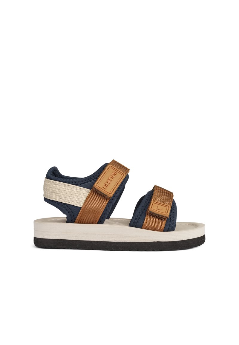 Tengerész kék szandál, off-white pánttal, barna részletekkel, tépőzáras záródással és texturált gumitalppal a tapadásért.