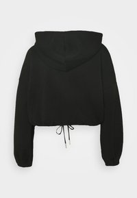 Svart kortärmad hoodie med långa ärmar, elastiska muddar, dragsko i nederkant och fast huva, visad bakifrån mot en vit bakgrund.