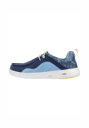 Zapatilla de deporte en azul marino y azul claro con suela blanca, panel lateral perforado, talón con patrón y cierre de cordones con ajuste deslizante amarillo.