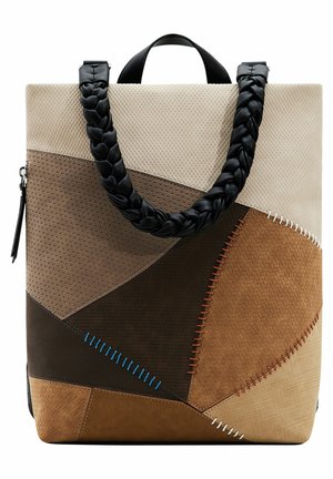 Brązowo-beżowa skórzana torba typu tote w stylu patchwork z plecionymi czarnymi uchwytami i widocznymi kolorowymi szwami na teksturowanych panelach.