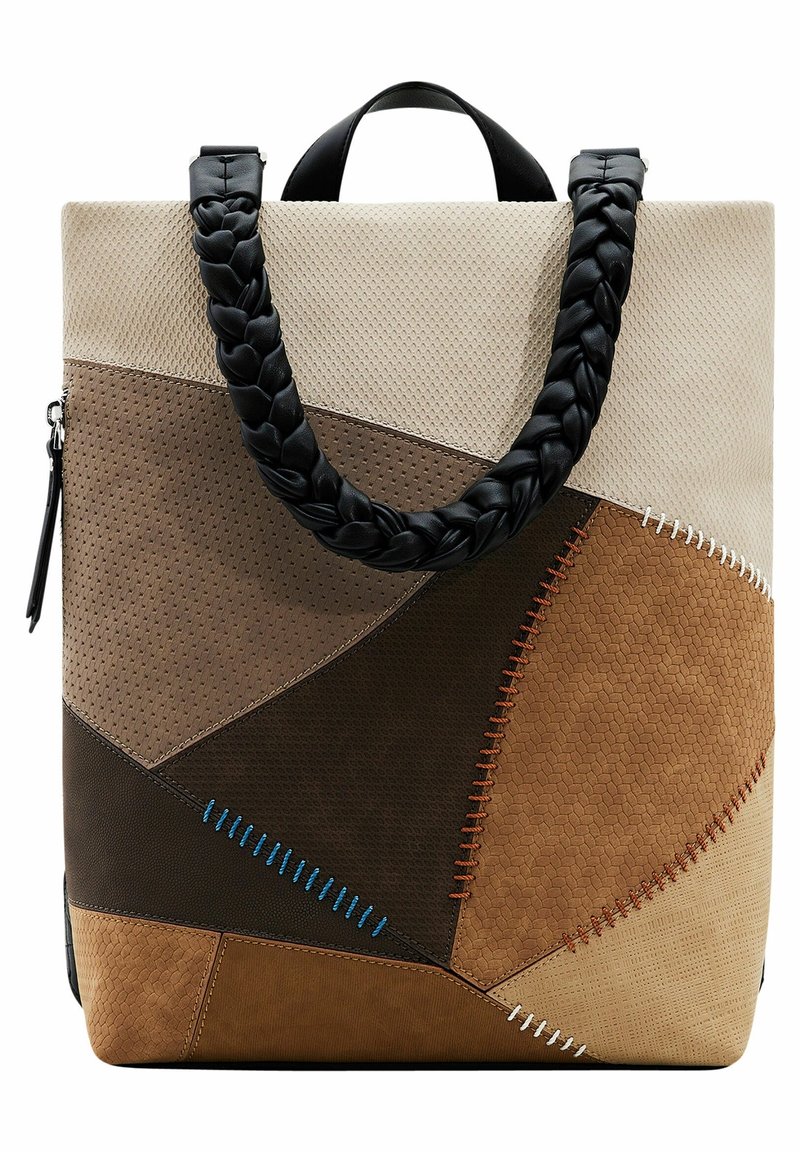 Sac cabas en cuir patchwork marron et beige avec des anses noires tressées et des détails de coutures colorées visibles sur des panneaux texturés.