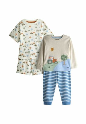 Două seturi de pijamale pentru copii: unul cu imprimeu de tractor și copac, celălalt bej cu un design de tractor, asortat cu pantaloni dungi albastre.