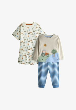 Két szett gyerek pizsama: az egyik traktor és fa mintával, a másik bézs színű traktoros mintával, kék csíkos nadrággal párosítva.