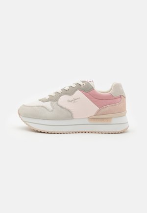 Zapatillas que combinan gamuza y materiales sintéticos en tonos gris claro, rosa y beige, con una suela texturizada y detalle del logo en el lateral.