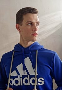 adidas Sportswear SPORTSWEAR HOODED TRACKSUIT SET - Tuta - semi lucid blue/black