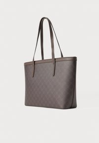 Καφέ τσάντα ώμου από ανθεκτικό υλικό, με γεωμετρικό μοτίβο, δύο μακριές λαβές και δομημένο ορθογώνιο σχήμα.