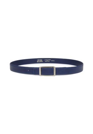 Cintura in pelle blu navy con fibbia rettangolare argentata, bordi cuciti e marcature della taglia all'interno, posizionata su uno sfondo bianco.